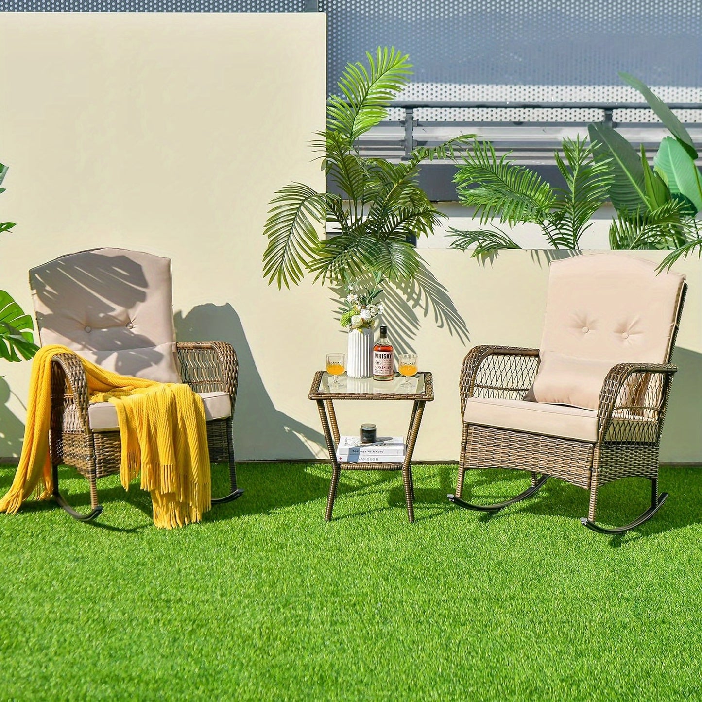 3-delige Tuin Schommelstoel Set – Buitenschommel Stoel – Lounge Stoel – Relaxstoel – Balkonmeubel – Handgeweven PE Rattan – Gehard Glas Tafel – Comfortabele Kussens – Veilig Schommelontwerp Beige