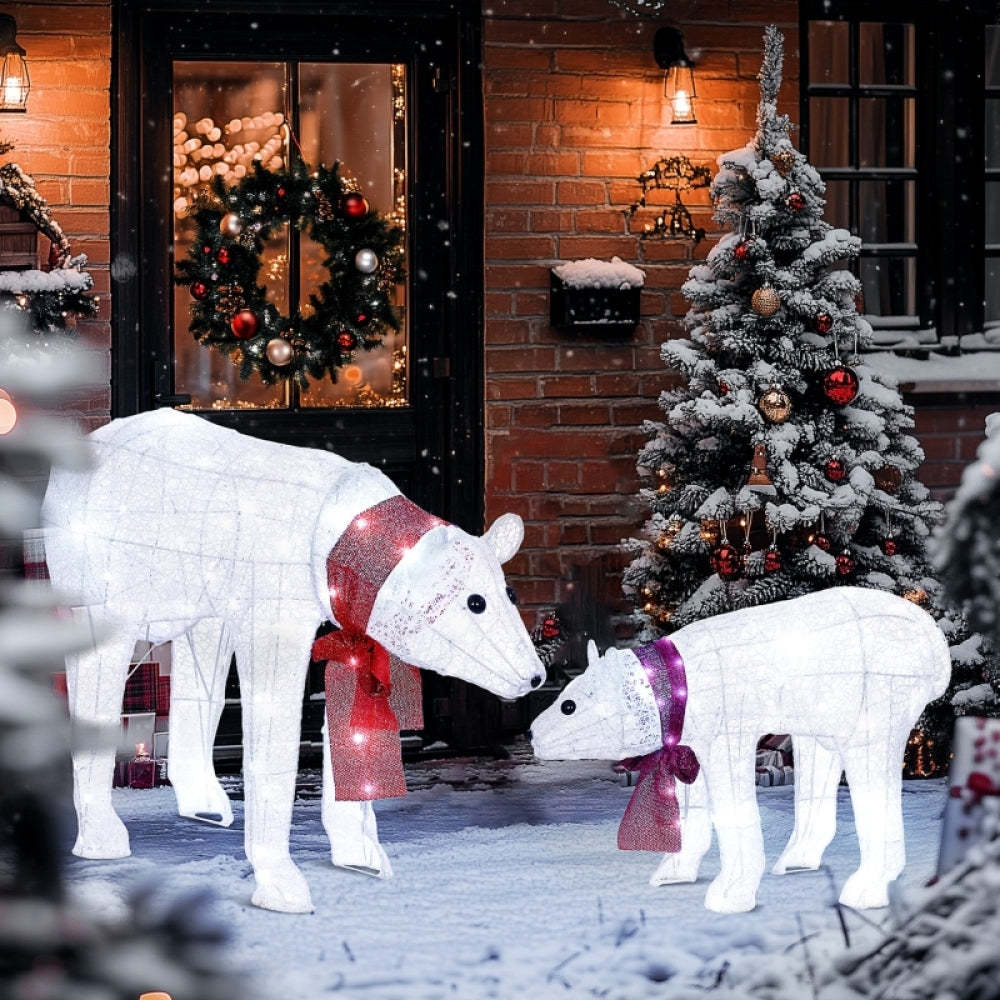 Kerstfiguur Polarbeer – IJsbeer Decoratie – Winterfiguur – Kerstdecor – Duo Set – LED Verlichting – Timerfunctie – Weerbestendig – Batterij Operatie – Zelfstaand – Met Rode Strik