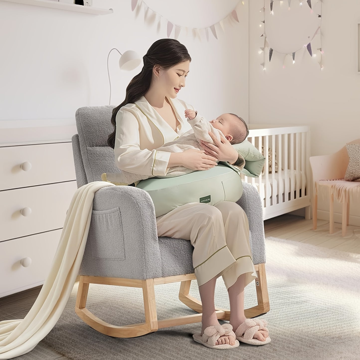 Schommelstoel Grijs – Schommelstoel Babykamer – Lounge Stoel Woonkamer – Relaxstoel Slaapkamer – Accentstoel Met Opbergtas – Stevig Rubberhout Frame – Ademend Linnen Bekleding