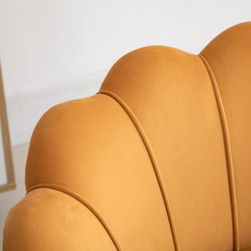 Shell Shape Fauteuil – Loungestoel – Accentstoel – Make-up Kruk – Zitstoel – Gele Velours Bekleding – Metalen Poten – Compact Design