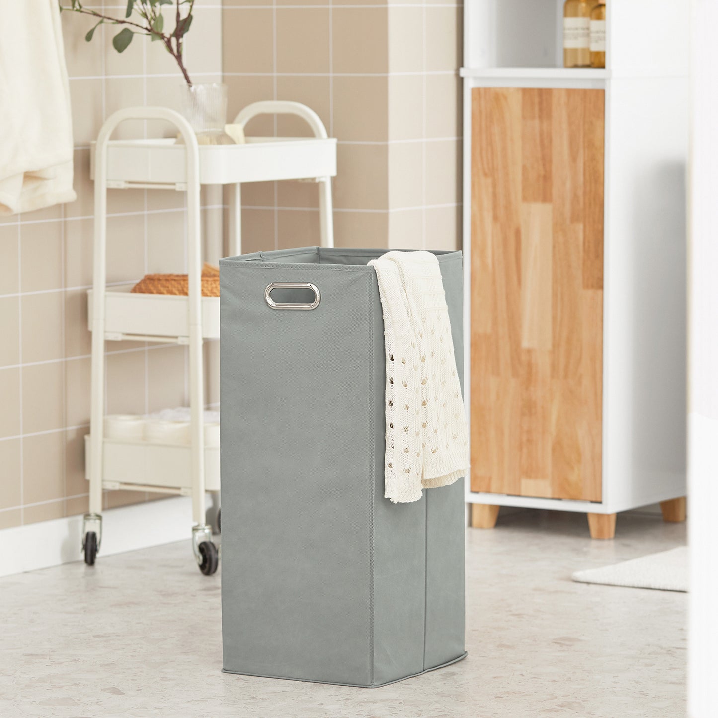 badkamerkast – kolomkast – opbergkast – hoge kast – wastafelonderkast – smal design – vochtbestendig MDF – inklapbare wasmand met uitneembare tas – 31x170x32 cm – wit/naturel