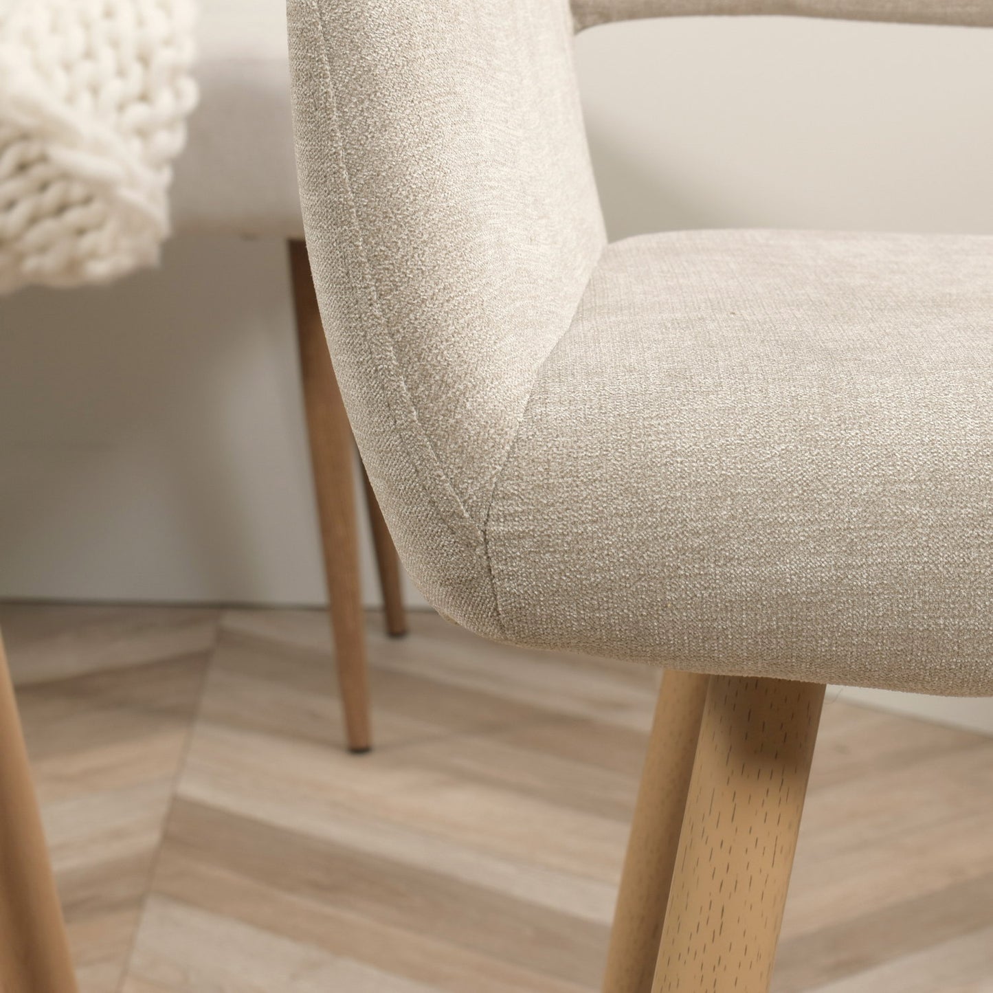 Eetkamerstoel – Stoel Met Armleuning – Designstoel – Keukenstoel – Scandinavische Stoel – Comfortabel Gestoffeerd – Metaal Met Houten Poten – Bruin – 56x56x78 cm