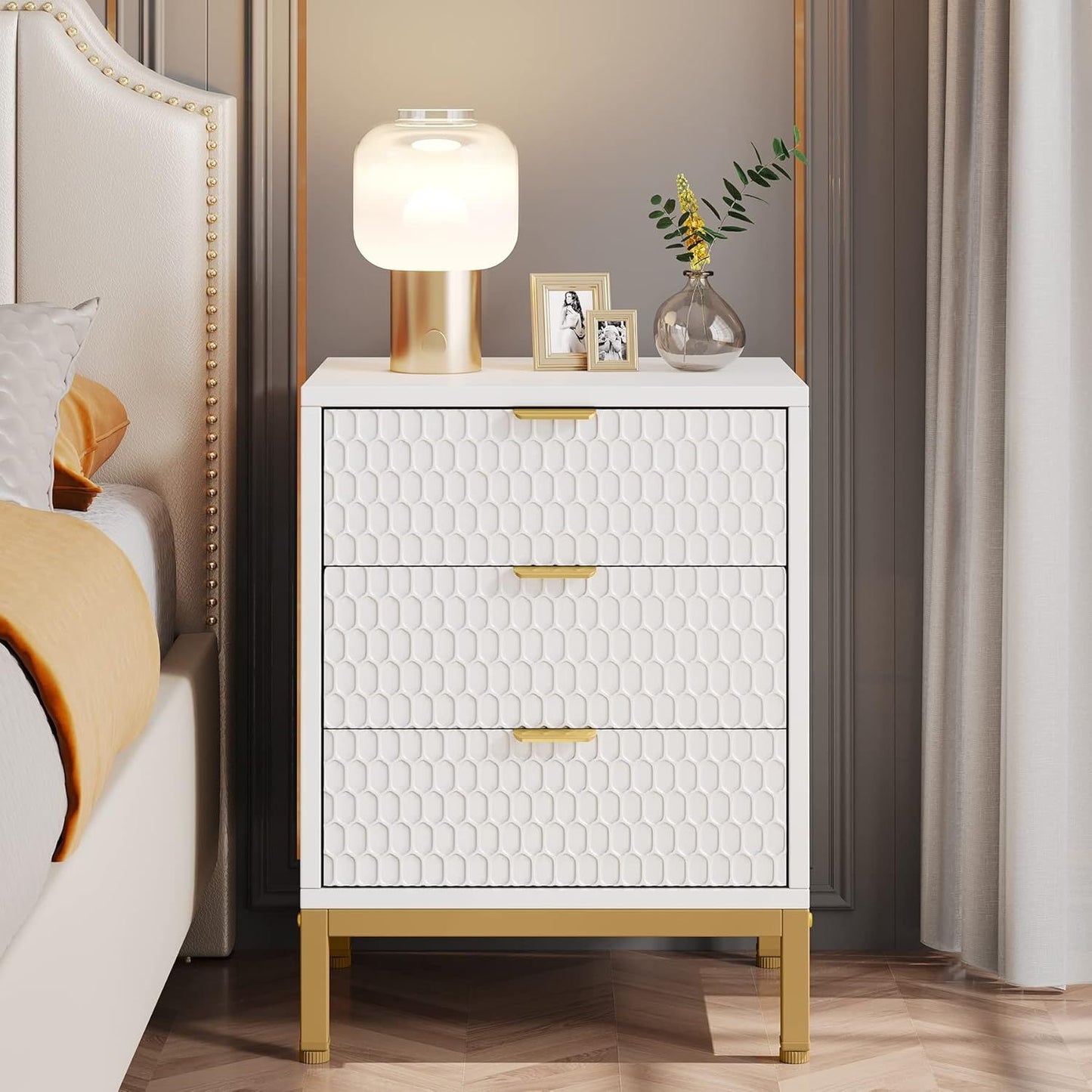Nachtkastje – Bijzettafel – Bedside Table – Opbergkast – Nachtkast – Wit Gouden Afwerking – 3 Lades – E1 Spaanplaat Met Metaal