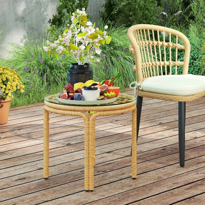 Bijzettafel – Sidetable – Nachtkastje – Salontafel – Banktafel – Rond Polyrattan – Geel – Glasblad – Ø50 cm – Weerbestendig – Eenvoudige Montage