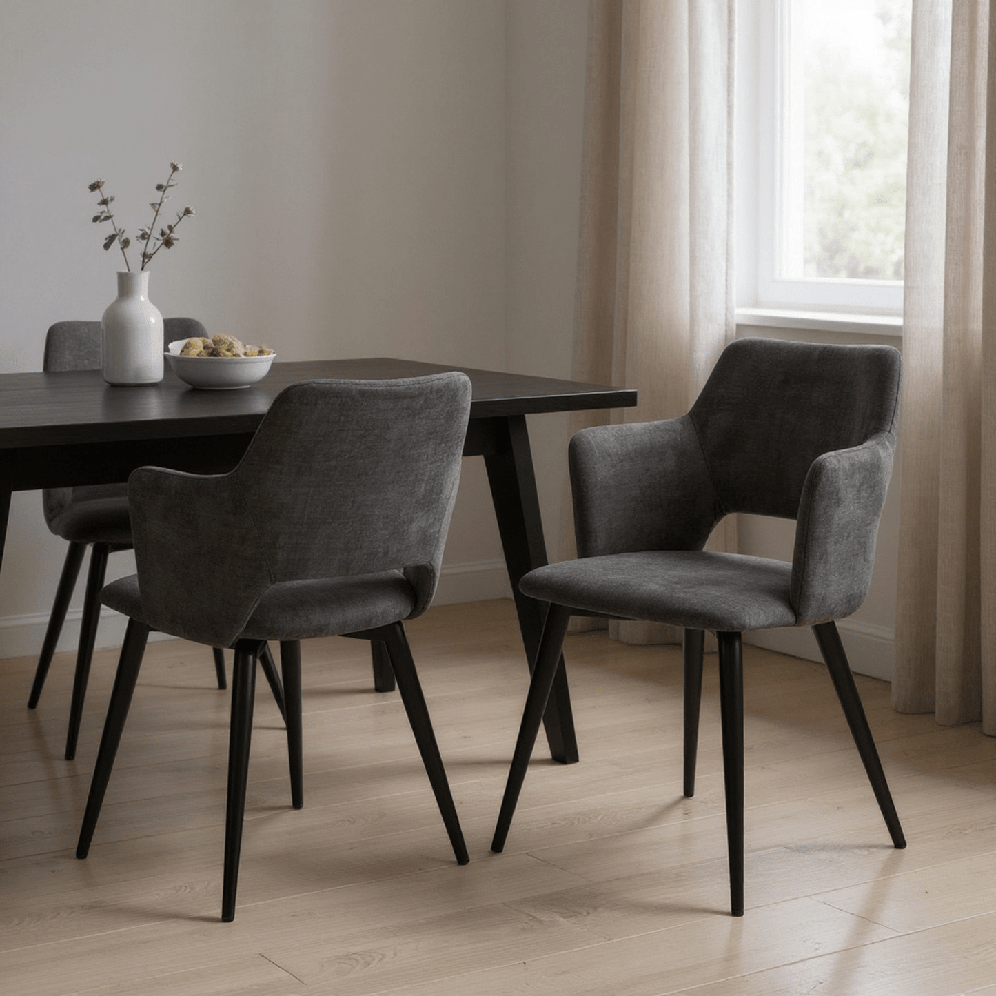 Eetkamerstoelen – Stoelen Set – Dining Chairs – Design Stoelen – Moderne Stoelen – Grijs – Met Zachte Stof – Zwart Metalen Frame – Open Rugleuning – Comfortabele Zitting – 47x48x80 cm – Set Van 4