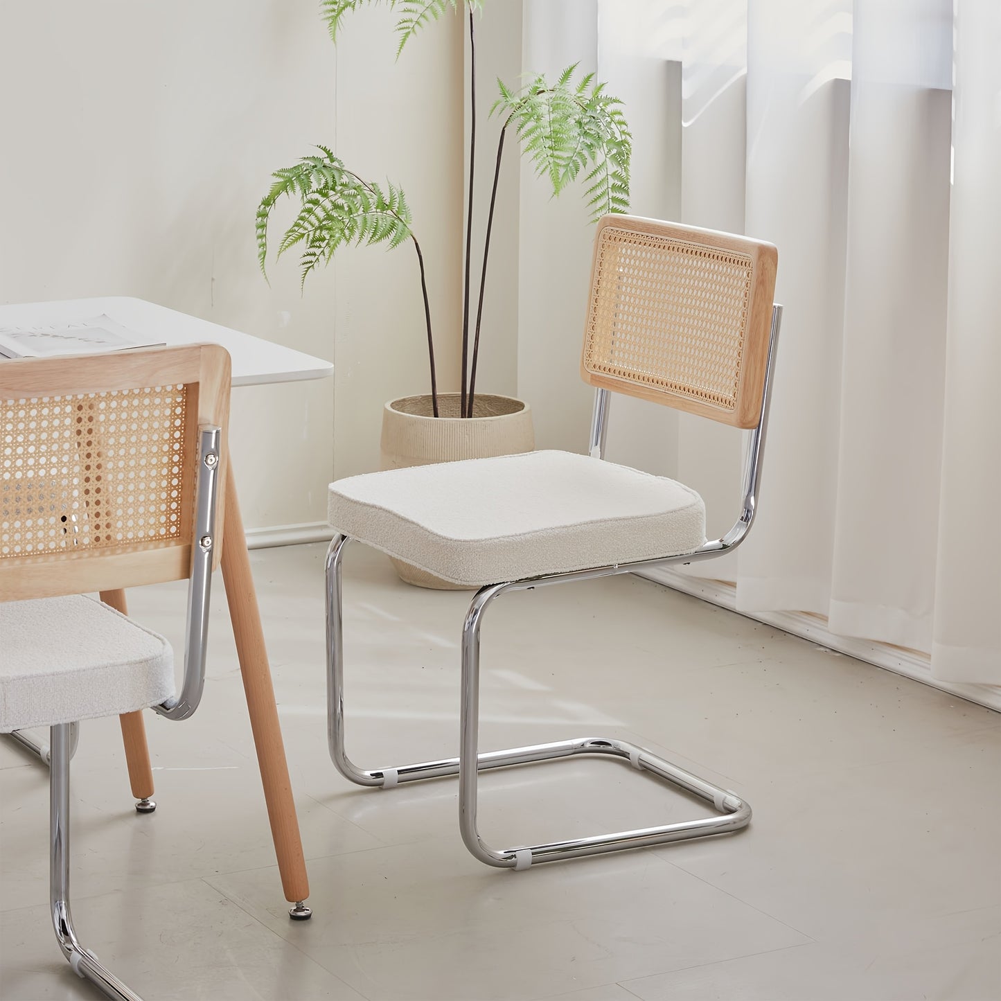 Eetkamerstoelen – Stoelen – Dining Chairs – Keukenstoelen – Zitmeubels – Wit Fluweel – Chroom Metalen Poten – Comfortabele Zitting – Handgeweven Rotan Rugleuning