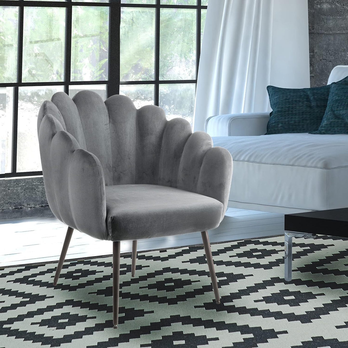 Fauteuil – Stoel – Zetel – Relaxstoel – Accentstoel – Tortora Velours Met Zwarte Metalen Poten – Schelpvormige Rugleuning – Zacht Schuim Voor Ultiem Comfort