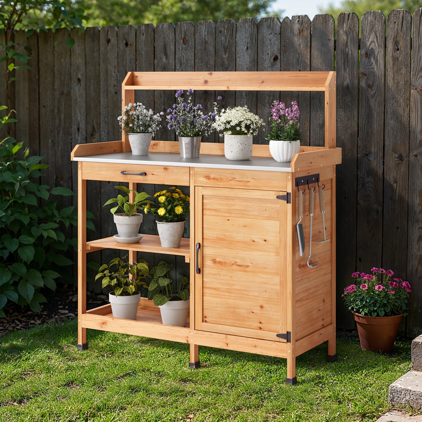Tuinwerkbank – Werktafel Tuinieren – Plantentafel Met Opbergruimte – Tuinkast Met Planken – Werkbank Met Metalen Werkblad – Houtkleur Variant – Stevig Metalen Werkblad – Handige Zijhaken