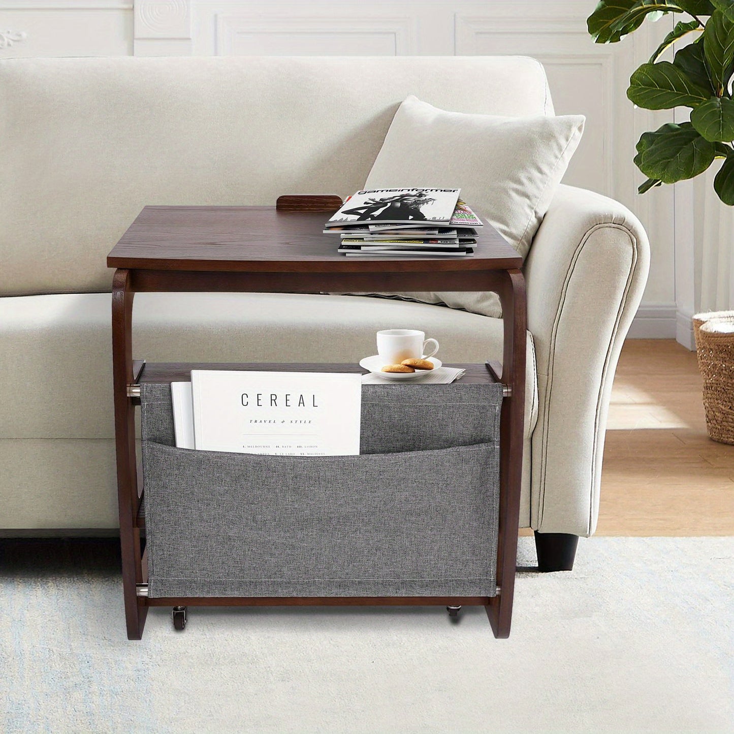 Salontafel met Opbergruimte – Bijzettafel – Koffietafel – Wandtafel – Rolstoeltafel – 4-laags Opbergruimte – Modern C-vormig Design – Rubberhout en IJzer – Wieltjes met Rem – 60 cm Hoog – Notenkleur