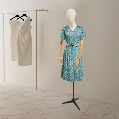 High-Quality Material with an Adjustable Design, Offering Great Flexibility And Easy Assembly, Featuring a Double Hole Design And a Stable Base for a Female Mannequin