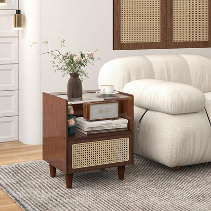 Bamboe Nachtkastje – Bedside Table – Nachtconsole – Slaapkamerkastje – Dressoir – Rieten Lade – Glasbladt – 43 x 35 x 50 cm – Verborgen Kabelopslag