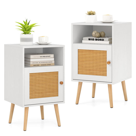 Rattan Nachtkastje – Bedtafel – Bijzettafel – Sidetable – Nachtkastje Met Opbergruimte – PE Rattan Deur – Massief Houten Poten – Farmhouse Stijl – Wit – 3 Opbergvakken – Anti-Kantel Veiligheid