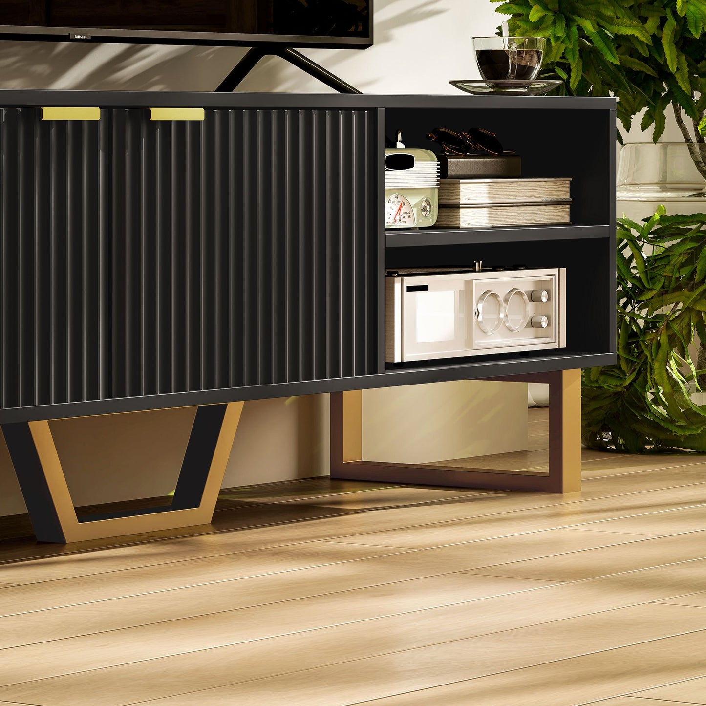 Tv-kast – Meubel voor tv – Mediakast – Tv-meubel – Houten tv-meubel – Mat zwart met gouden accenten – Geschikt voor tv’s tot 70 inch – Ruime opbergruimte met kabeldoorvoer