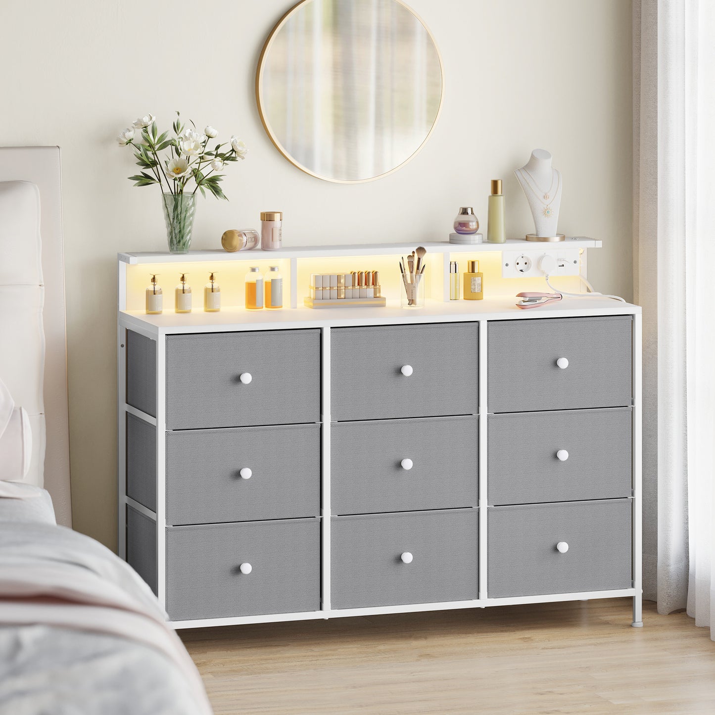 Ladekast – Ladenkast – Opbergkast – Dressoir – Commode – 9 Lades & LED-verlichting – Stabiel Staalframe 33,5x114x84 cm – Duifgrijs met Stopcontacten en USB-poorten